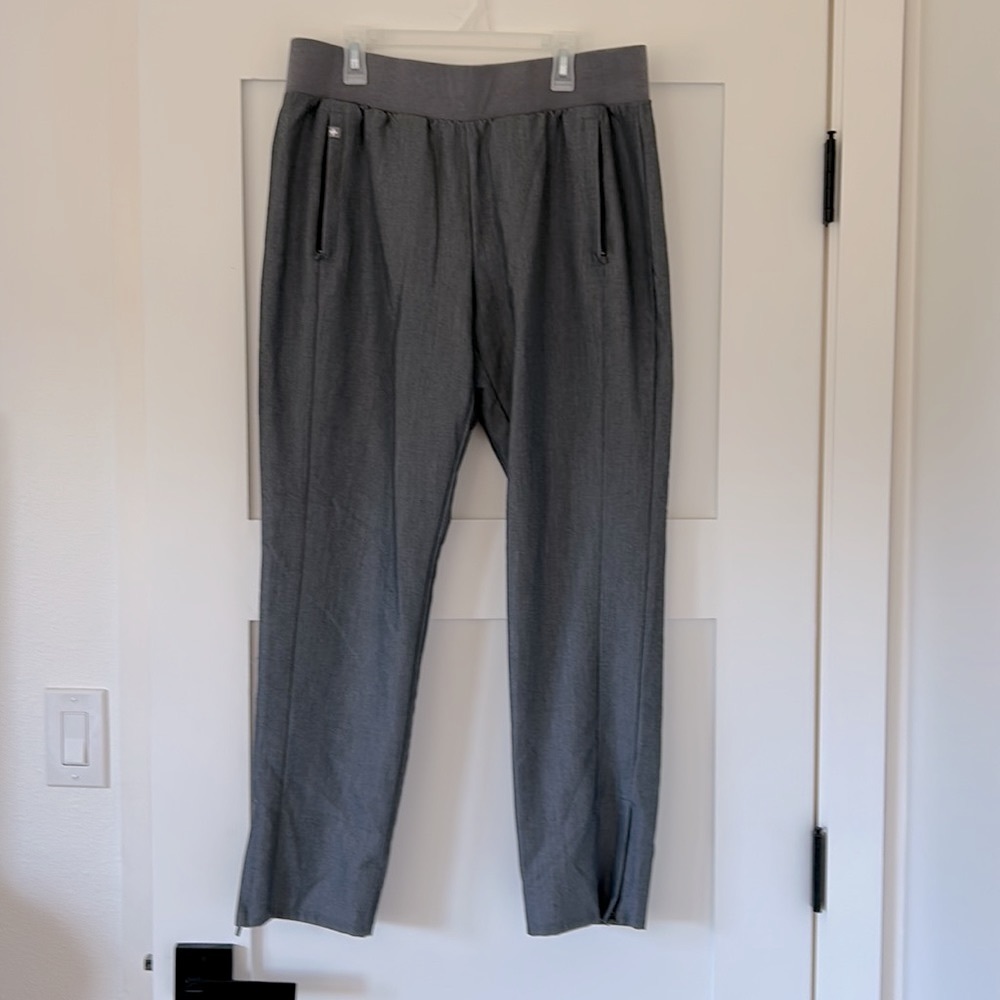Figs gray scrub pants size medium (I’m pretty sure!)